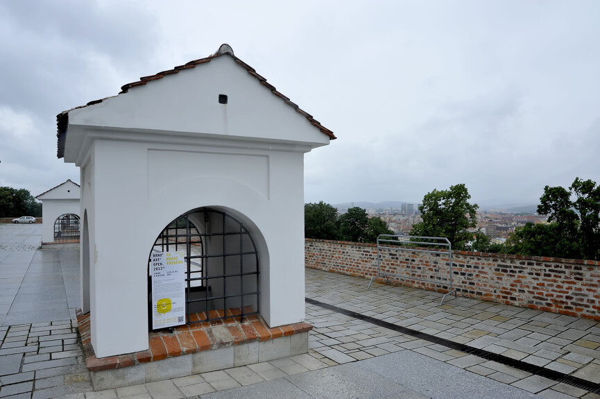 Pravdoljub Ivanov - Aplaus, zvuková instalace, hrad Špilberk, severní terasa (z technických důvodů nemohl být objekt realizován přímo v Kounicových kolejích)